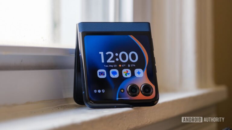 Take $100 off the Motorola Razr 2025, the best budget flip phone