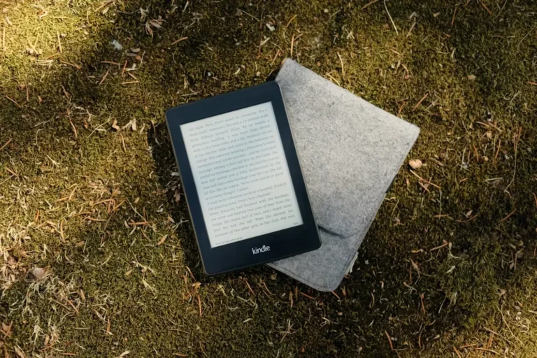 Kindle Scribe vs Kindle Scribe Colorsoft: Which One to Buy in 2026