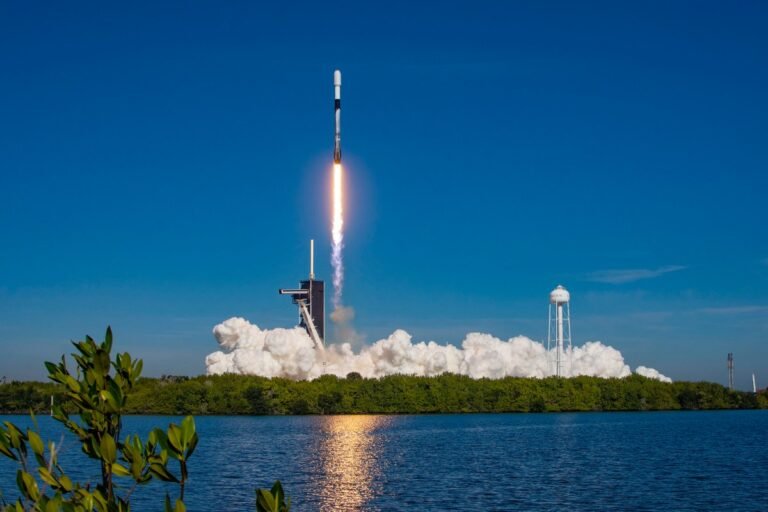 SpaceX gets FCC approval to launch 7,500 more Starlink satellites
