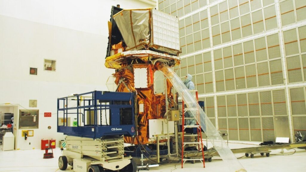 A unique NASA satellite is falling out of orbit—this team is trying to rescue it A unique NASA satellite is falling out of orbit—this team is trying to rescue it