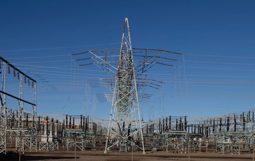 Image of a set of high-capacity electrical equipment and transmission wires.