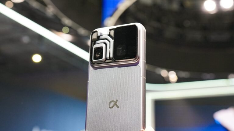 This robotic camera phone is going viral at MWC, and I’m not surprised to see why