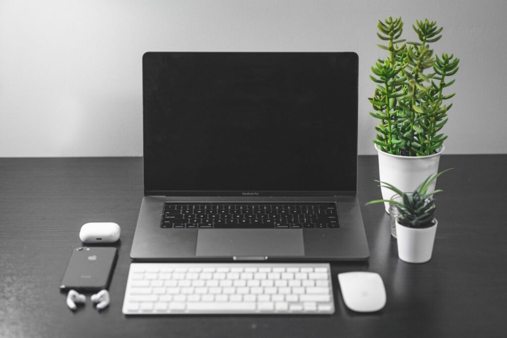 How to Make Windows 11 Look Like macOS (2026 Guide) Desktop setup with a macOS-style interface