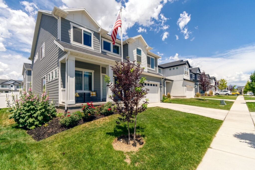Washington vs Indiana: Which State Is Better to Live In? Suburban houses illustrating the Washington vs Indiana housing cost comparison