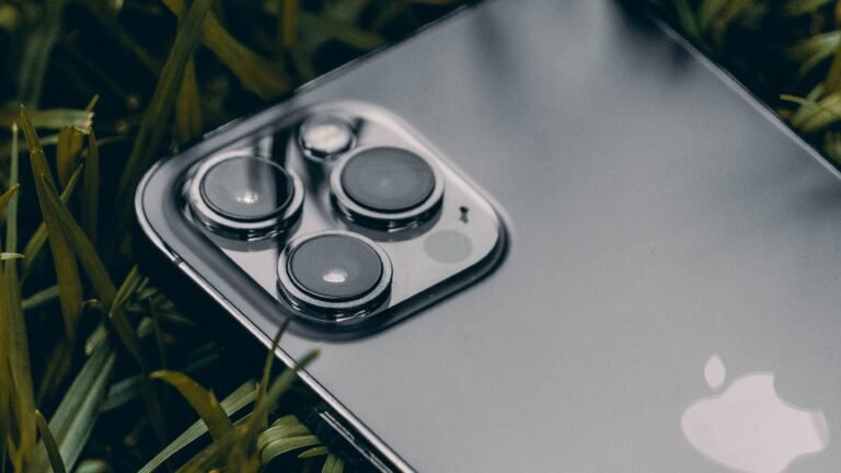 Motorola Put a 200MP Zoom on a US Flagship. The Price Is Still Blank.