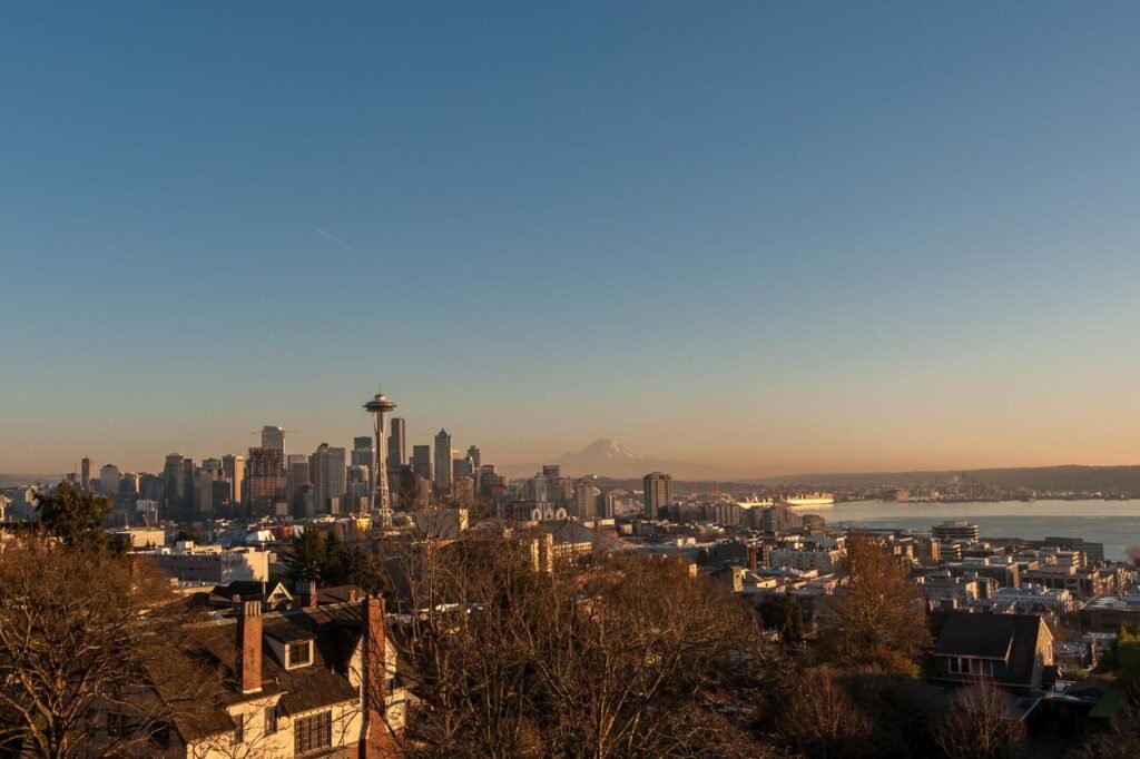 Washington vs Arizona: Which State Is Better to Live In? Seattle skyline with the Space Needle for comparing Washington and Arizona