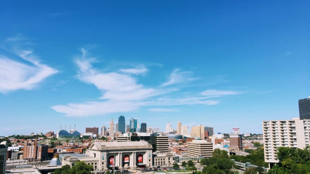 Missouri or Kansas: Which Is Better for Raising a Family? Kansas City skyline under a clear blue sky