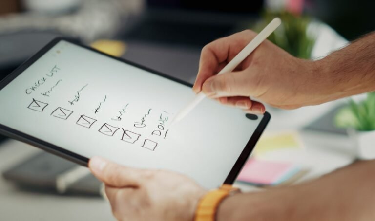 Kindle for Android Now Takes Handwritten Notes. Your Phone Needs a Real Stylus to Use It.