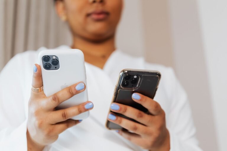Apple Made One Number Work on Two iPhones. Verizon Wants $10 a Month for It.